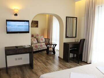 Фото номера Семейный номер (для 2 взрослых и 2 детей) Отель Aqua Varvara Hotel г. Варвара 2